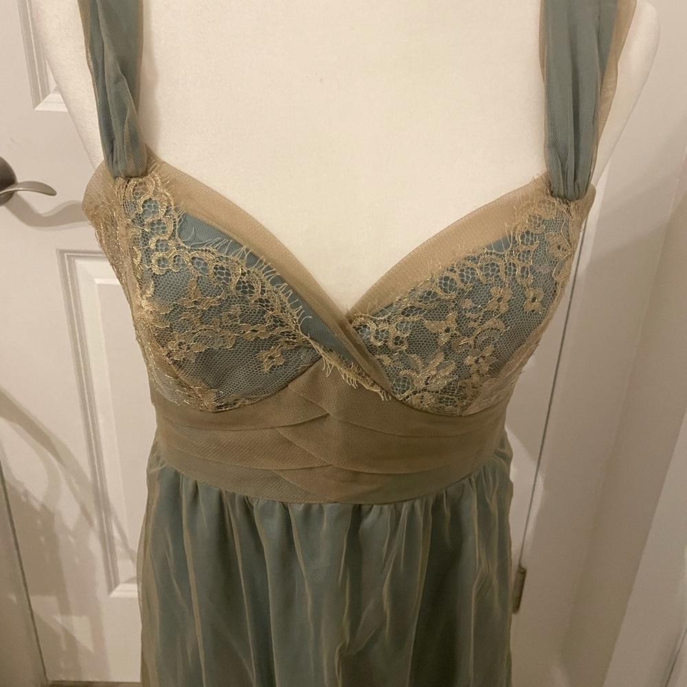 Left of Center Vintage Anthropologie
Worn Three Times
Teal/Gold Dress.
Size 4. - Picture 2 of 11